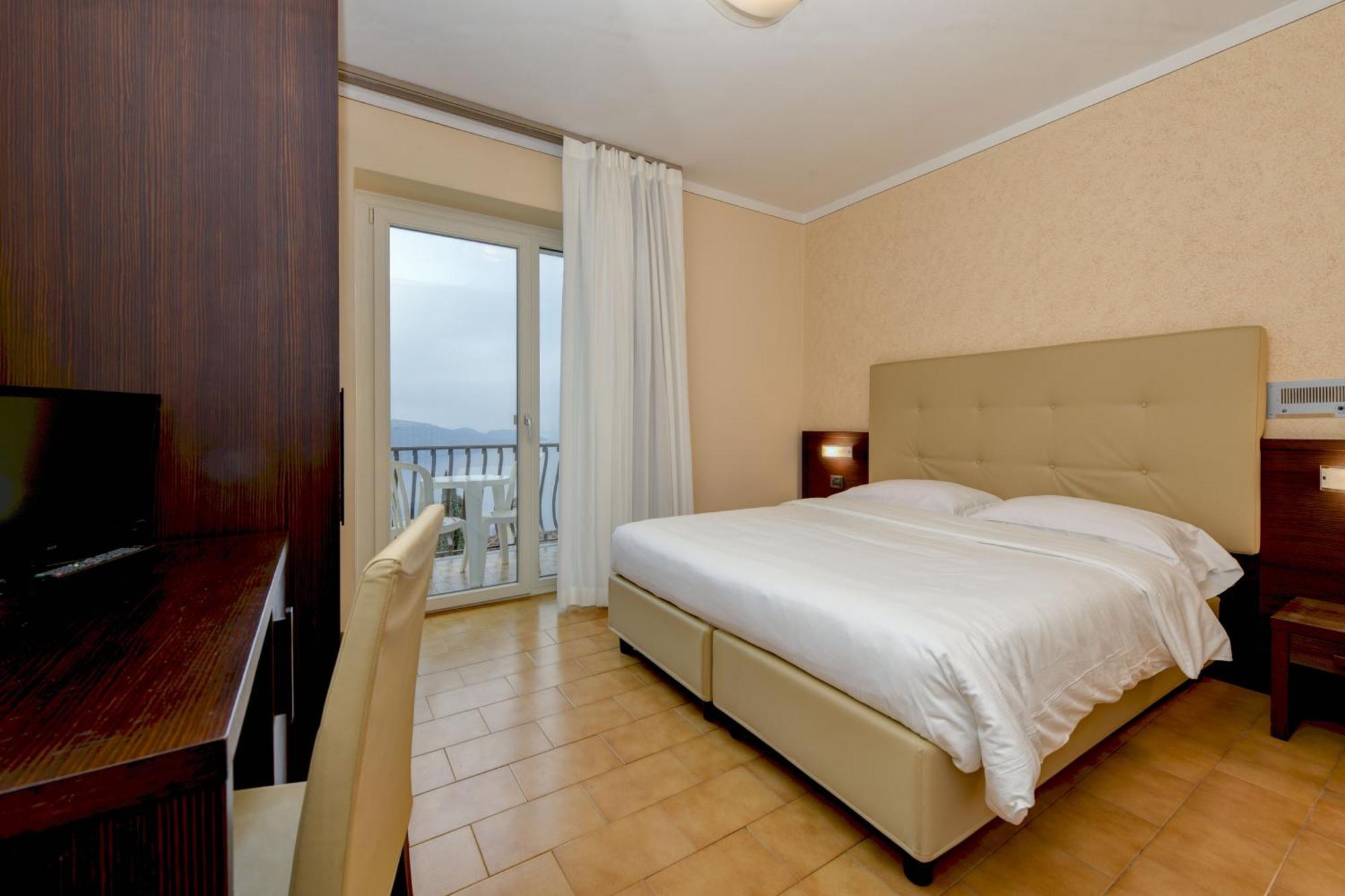 Hotel Bellavista Тиньяле Экстерьер фото